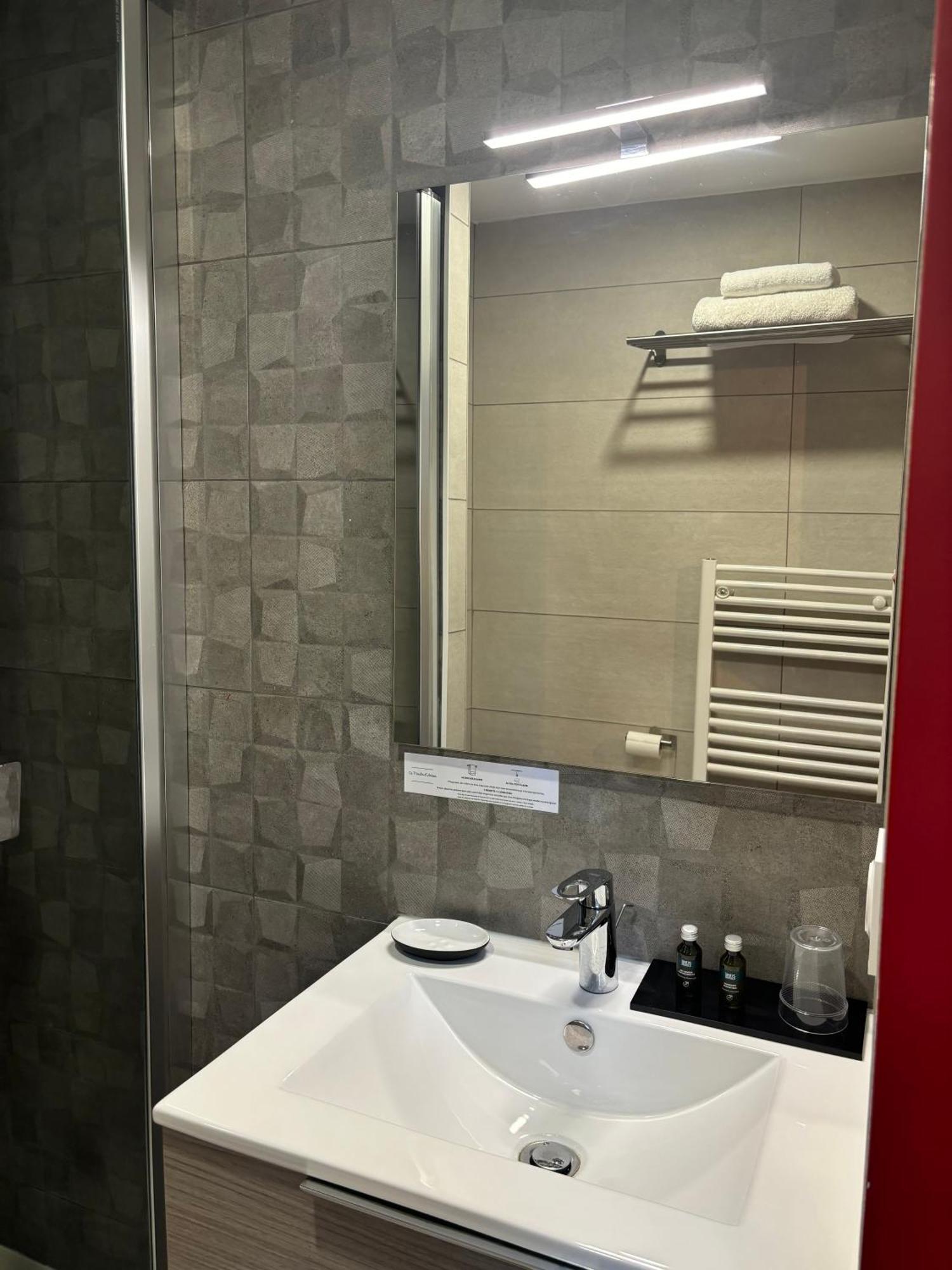Logis Hotel-Restaurant - Le Moulin D'Artres 외부 사진